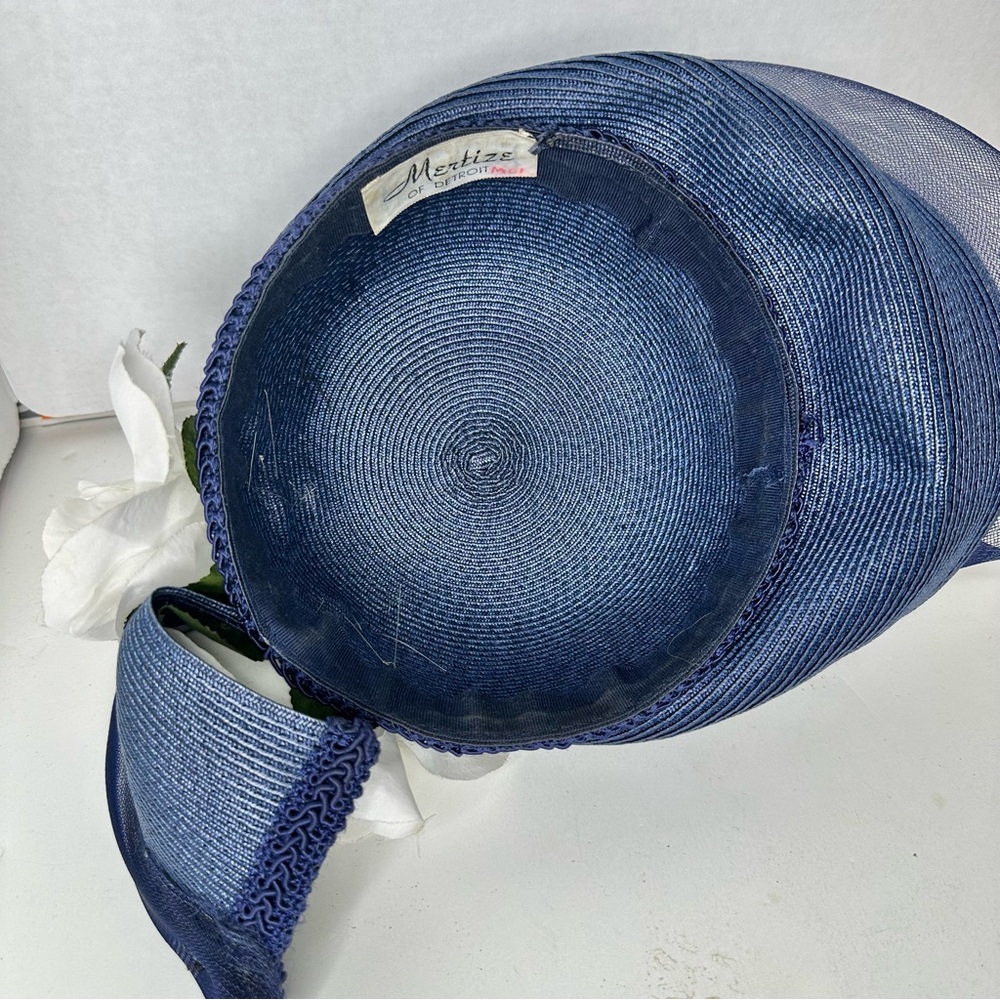 Elegant Vintage Navy Blue Hat with White Flower Accent - Picture 4 of 7
